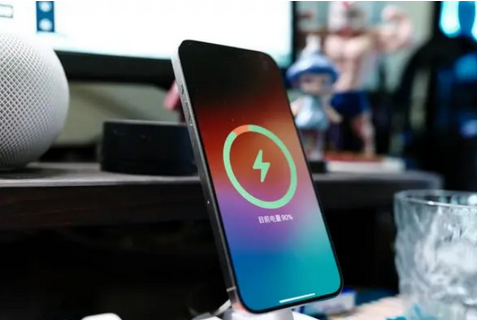 德昌苹果15换屏服务分享用什么充电器给iPhone15充电更好 